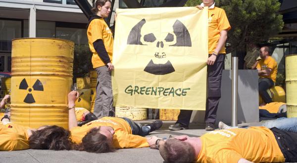 Greenpeace-Aktivisten entrollen ein Banner vor dem Berliner InterContinental, Juni 2009