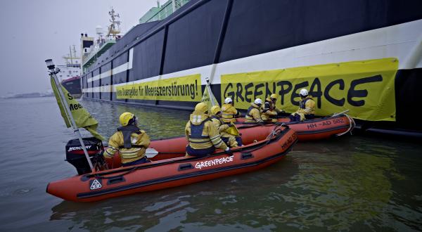Greenpeace-Aktivisten protestieren in Bremerhaven gegen den Supertrawler Jan Maria