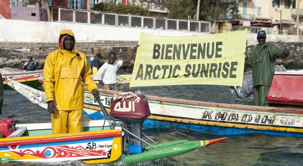 Das Greenpeace-Schiff Arctic Sunrise wird im Hafen von Dakar/Senegal von einheimischen Fischern feierlich empfangen