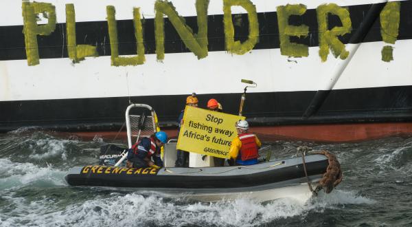 Der Trawler Dirk Diederik erhält 30 Seemeilen vor der mauretanischen Küste eine entlarvende Inschrift