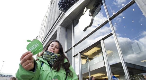 Greenpeace-Aktivisten protestieren vor dem Apple-Store in Hamburg, Mai 2012