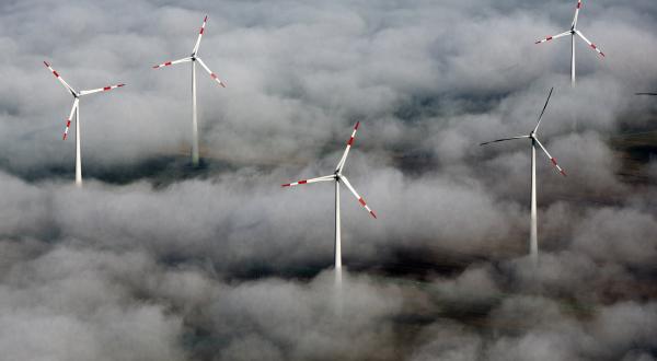 Luftaufnahme Windkraftanlagen im Morgennebel, September 2012.