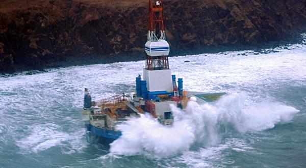 Shell-Ölplattform "Kulluk" sitzt vor Alaska auf einer Sandbank fest (1. Januar 2013)