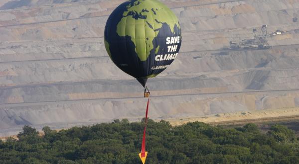 Ballon über Braunkohle-Tagebau