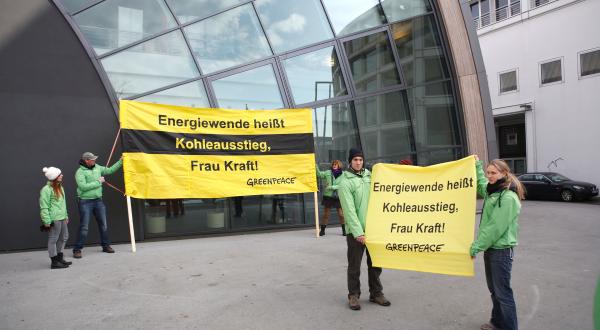 Greenpeace-Aktivisten protestieren gegen die SPD-Kohlepolitik.
