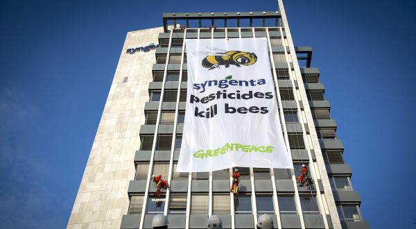 Bannerhanging an der Zentrale von Syngenta in Basel. 