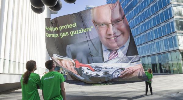 Greenpeace-Aktivisten protestieren in Luxemburg für strengere CO2-Grenzwerte bei Neuwagen.
