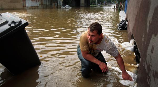 Hochwasser in Prag: Die Moldau hat die Altstadt von Prag unter Wasser gesetzt, im August 2002