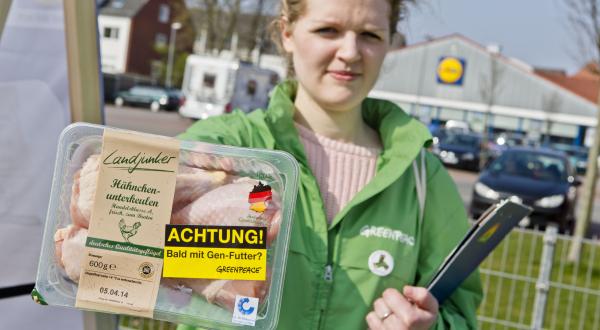 29. März 2014: In 33 deutschen Städten unterwegs: Greenpeace-Ehrenamtliche informieren die Verbraucher -  Lidl will Geflügel verkaufen, das mit Gen-Soja gefüttert wurde 