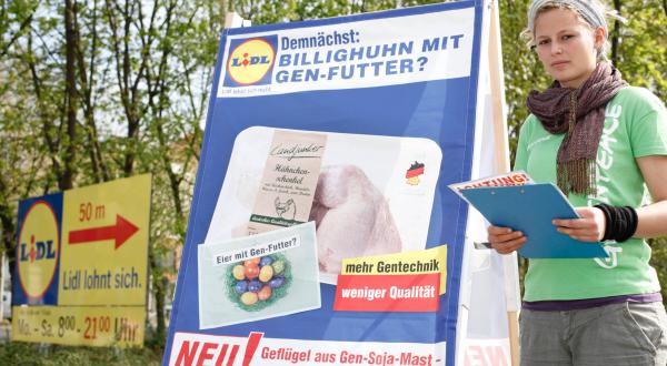 Greenpeace-Aktivisten warnen vor Lidl-Ostereiern mit Gentechnik, April 2014