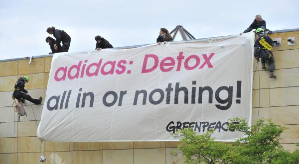 Greenpeace-Aktivisten erinnern Adidas an sein Versprechen, gefährliche Chemikalien aus der Textilherstellung zu verbannen. Fürth 08. Mai 2014