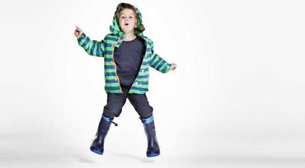 Kind macht einen Luftsprung: Freude über die Erfolge der Detox-Kampagne
