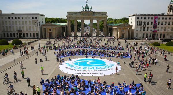 Aktionsteilnehmer vorm Brandenburger Tor