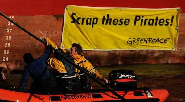Greenpeace Taucher haben die Schiffsschrauben von vier Piratenfischern mit Ketten blockiert,Oktober 2008 