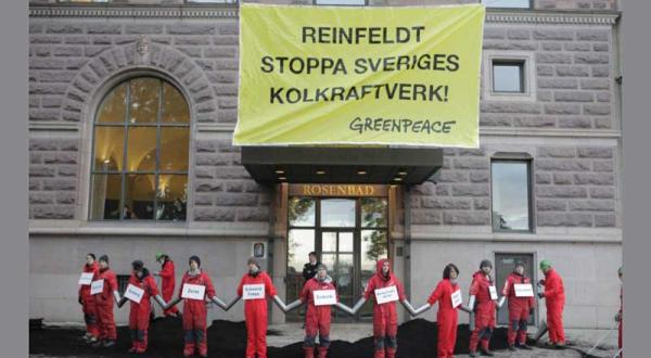 Aktivisten kippen dem schwedischen Ministerpräsidenten Braunkohle vor die Tür, Oktober 2009