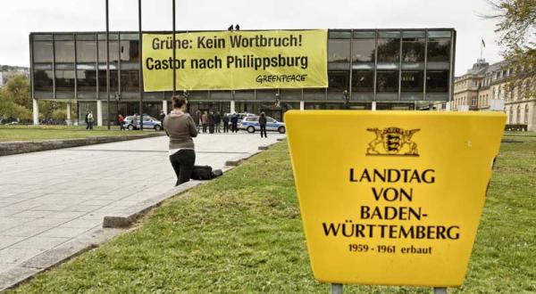 Greenpeace-Protest am Stuttgarter Landtag. "Grüne: Kein Wortbruch! Castor nach Philippsburg" 27.10.2011