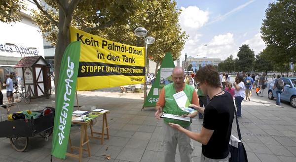 Stuttgarter Greenpeace-Aktivisten protestieren gegen das klima- und umweltschädliche Palmöl-Projekt. 08/21/2010