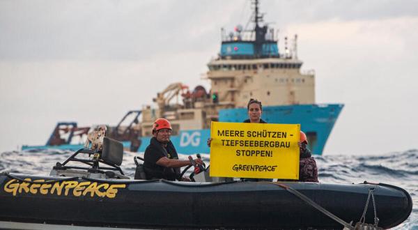  Greenpeace im Pazifik zum Schutz der Tiefsee vor dem Schiff "Maersk Launcher", gechartert von der Bergbaufirma "DeepGreen"