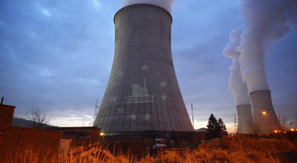 Atomkraftwerk Tihange in Belgien mit einer gReenpeace-Projektion