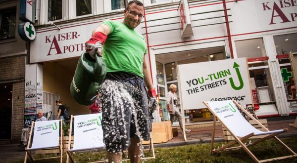 Hamburg, 16.09.2016: Greenpeace-Aktivisten verwandeln die Bahrenfelder Straße für ein paar Stunden in einen Park  