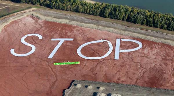 Greenpeace Aktivisten protestieren gegen die unsichere Deponie, die direkt an der Donau liegt im September 2011
