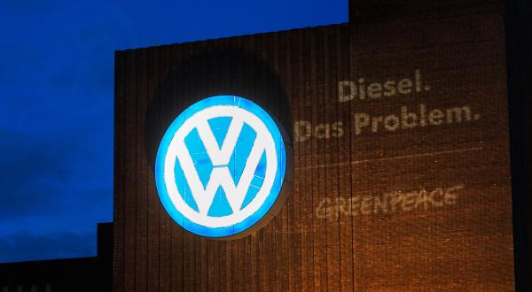 Projektion an VW-Fassade