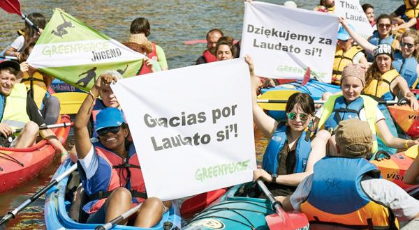 Greenpeace Aktivisten bedanken sich mit Bannern in verschiedenen Sprachen für Papst Franziskus Enzyklika Laudato Si'