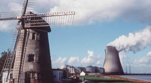 Alte Windmühle, im Hintergrund das belgische AKW Doel, 1990 