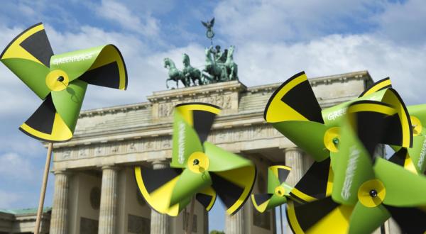 Die Greenpeace-Gruppen haben ein eindeutiges Zeichen gesetzt - hier vor dem Brandenburger Tor 06/22/2011