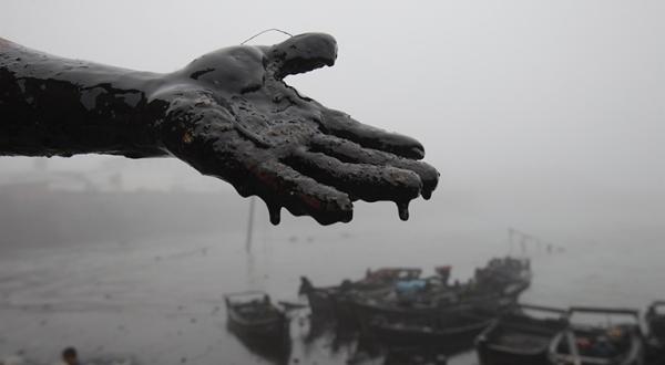 Nach einem Pipelinebruch bei Nanhaitun ist ein Strand mit Öl kontaminiert.