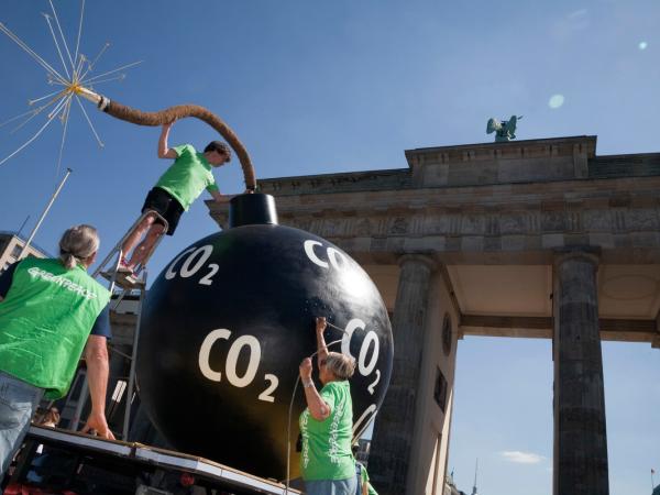 Berlin, vor dem Brandenburger Tor: Protest mit einer riesigen CO2-Zeitbombe und einem Transparent mit Unterschriften gegen die CO2-Speicherung (CCS).