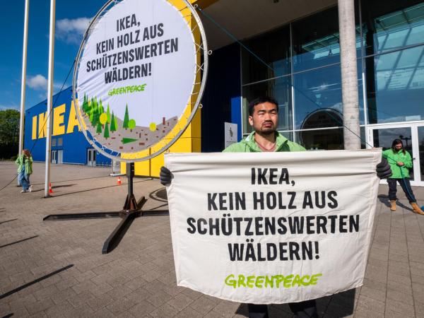 Greenpeace Protest vor dem Ikea-Geschäft