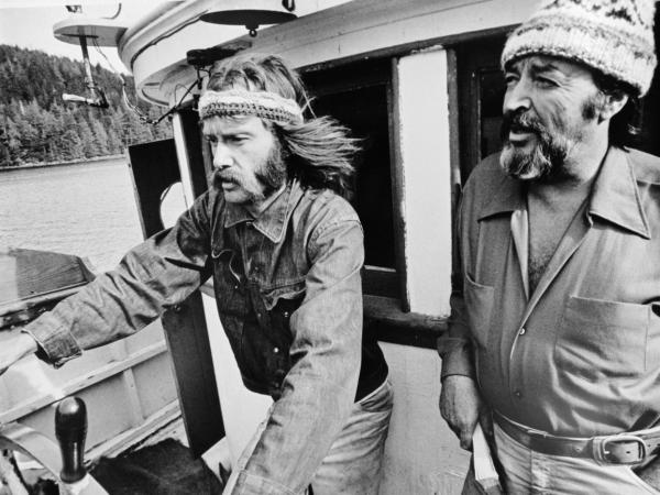 Schwarzweißfoto von Bob Hunter und Ben Metcalfe am Ruder eines Schiffes