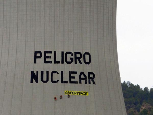 Schriftzug "Peligro Nuclear" auf dem Kühlturm des AKW Cofrentes