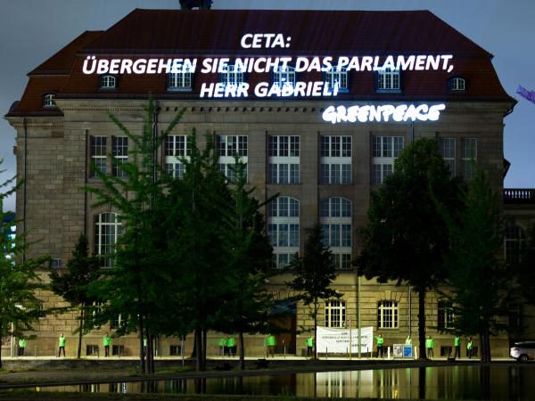 Das Bundesministerium für Wirtschaft und Energie in Berlin mit der Projektion von Greenpeace-Aktivisten: „Umgehen Sie nicht das Parlament, Herr Gabriel!”