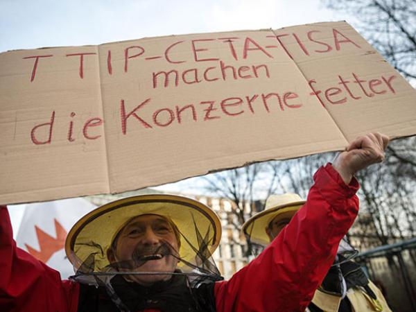 Bürgerinnen demonstrieren gegen TTIP