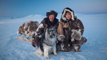 Tschuktschen Ehepaar in traditioneller Wintertracht in Russland