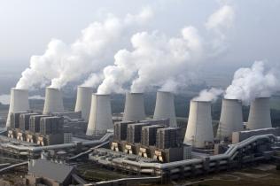 22.09.2009 Luftaufnahme des Braunkohlekraftwerks Jänschwalde in der Lausitz. Gemessen an seiner Leistung ist es das zweitgrößte Deutschlands