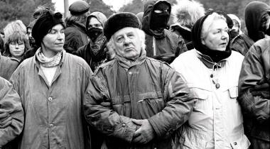 Demonstranten vor Wasserwerfer