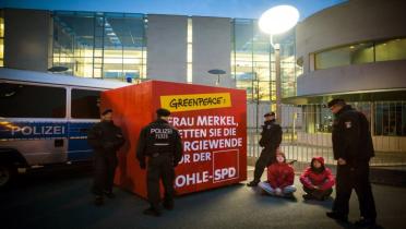 Greenpeace-Aktivisten protestieren friedlich vor dem Bundeskanzleramt, 01.04.2014