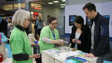Gruppe mit Greenpeace-Mitarbeiter auf der Messe "Boot" in Düsseldorf