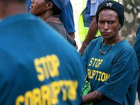 Aktion in Port Moresby: Eine Zuschauerin 