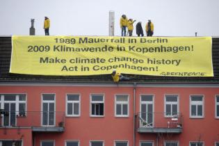 Greenpeace-Aktion nahe der Bösebrücke in Berlin