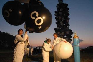 Clusterballonprotest über Jänschwalde
