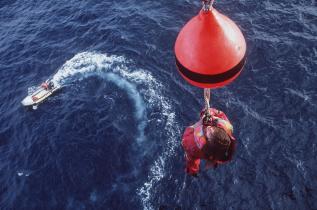 Greenpeace-Aktivisten haben die Shell-Ölplattform "Brent Spar" erklettert, um die Versenkung der Bohrinsel in der Nordsee zu verhindern. Ein Aktivist wird mit einer Winde die 40 m hohe Plattform hochgezogen. 