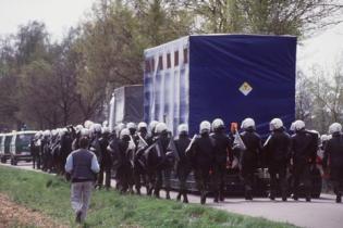 Zahlreiche Polizisten begleiten den Castor-Transport nach Gorleben, April 1995