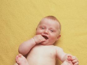 Schon im Mutterleib geraten Babys mit Chemikalien in Kontakt. Juni 2005