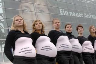 Schwangere demonstrieren mit Greenpeace beim REACH protest Berlin gegen Industriechemikalien, im November 2005.