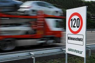 Klimaschutz an der Autobahn: Tempolimit-Schild von Greenpeace