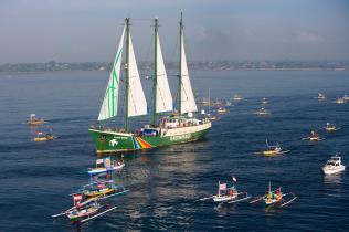 UN-Klimakonferenz in Bali: Eine Flottille von Fischerbooten grüßt die Rainbow Warrior II vor der Küste. 